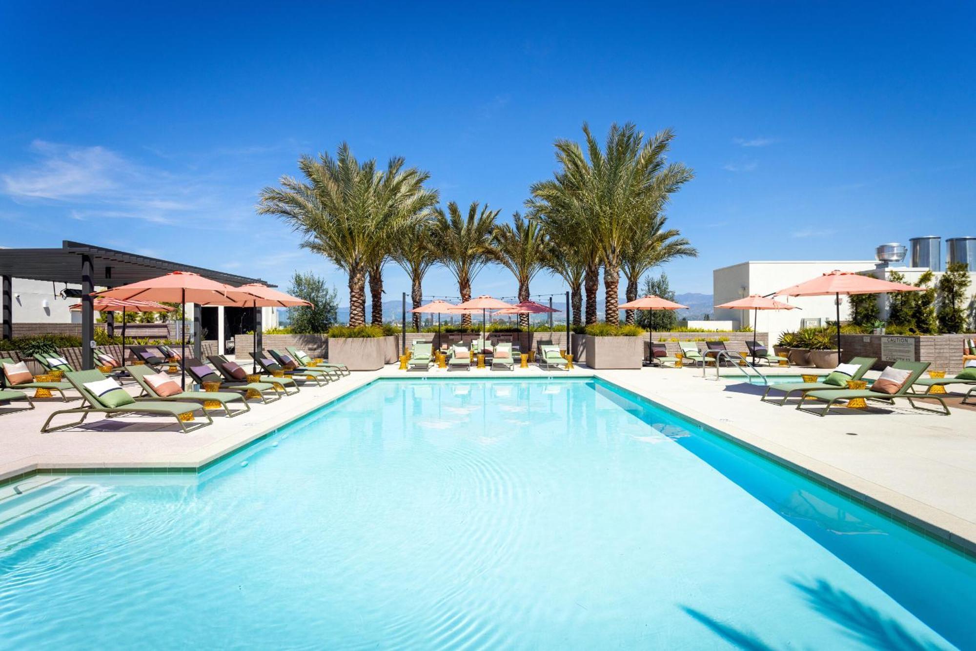 Heart Of North Hollywood 2 Bed Free Parking, Hot Tub, Pool, Gym Apartment Los Angeles