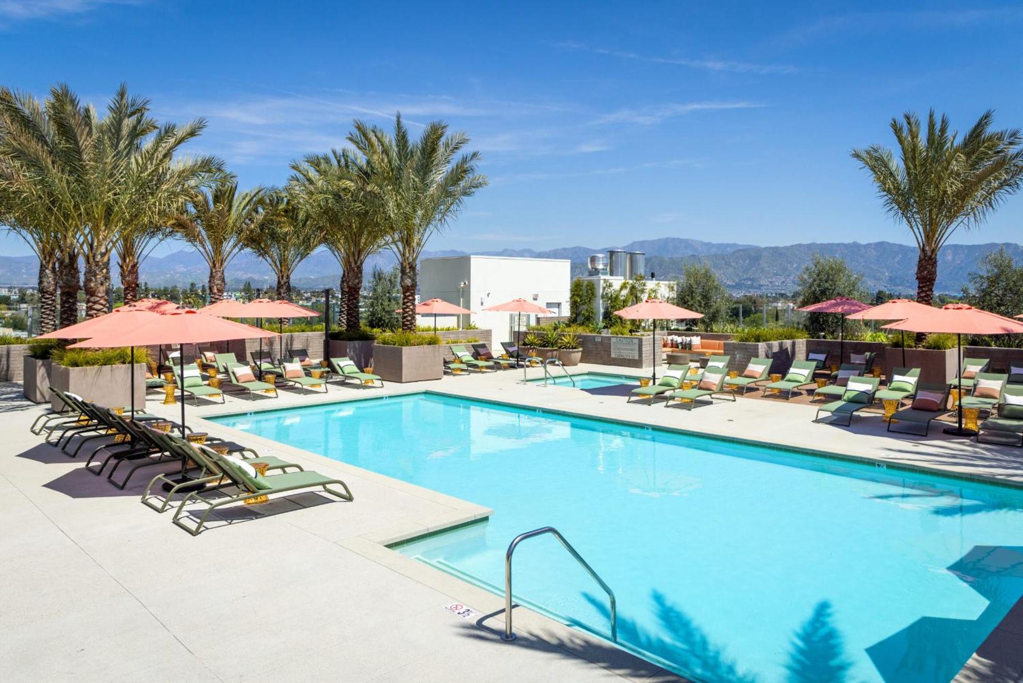 Heart Of North Hollywood 2 Bed Free Parking, Hot Tub, Pool, Gym Apartment
